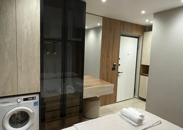 By Foot - Charm 地拉那