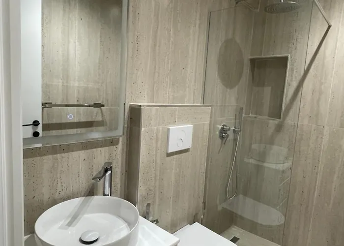 By Foot - Charm * 地拉那